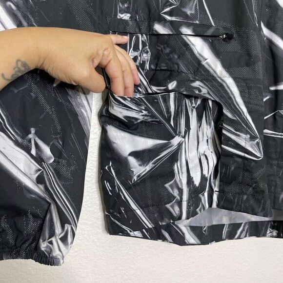 Nike SHIELD Jacket Medium Full-Zip Running Black Mesh Panel Hide Away Hooded - Picture 9 of 15